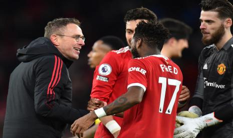 Pelatih Manchester United (MU) Ralf Rangnick kiri) merayakan kemenangan timnya bersama para pemain usai mengalahkan Crystal Palace di Liga Primer Inggris, Ahad (5/12). 