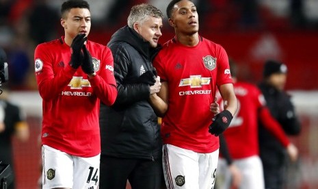 Pelatih Manchester United, Ole Gunnar Solskjaer berbincang dengan Anthony Martial usai laga United vs Wolverhampton beberapa waktu lalu.