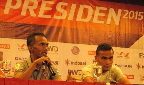 Pelatih Martapura FC Frans Sinatra Huwae (kiri) memaparkan persiapan sebelum pertandingan melawan Persebaya pada konfrensi pers jelang pertandingan Piala Presiden 2015 di Hotel Golden Flower, Kota Bandung, Selasa (1/9). ( Foto : Septianjar Muharam )