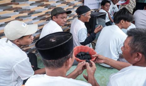 Pelatih mengolah kotoran sapi di Desa Pendil, Kecamatan Banyuanyar, Kabupaten Probolinggo, Jatim. 