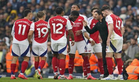 Pelatih Mikel Arteta memberikan instruksi kepada para pemain Arsenal dalam pertandingan Liga Primer Inggris melawan Manchester City di Stadion Etihad, Manchester, Ahad (22/9/2024). 