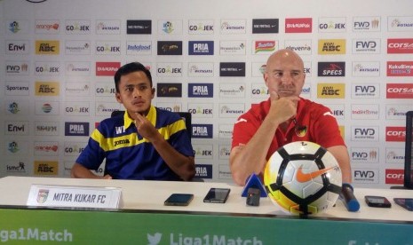 Pelatih Mitra Kukar Rafael Berges (kanan) dan pemain Mitra Kukar Wiganda Pradika pada konferensi pers Liga 1, Graha Persib, Jalan Sulanjana, Kota Bandung, Sabtu (7/4). 