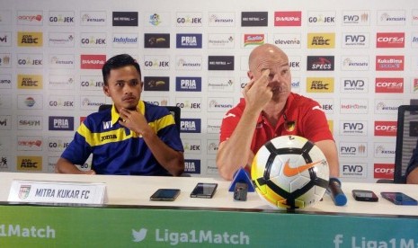 Pelatih Mitra Kukar Rafael Berges (kanan) dan pemain Mitra Kukar Wiganda Pradika pada konferensi pers Liga 1, Graha Persib, Jalan Sulanjana, Kota Bandung, Sabtu (7/4).