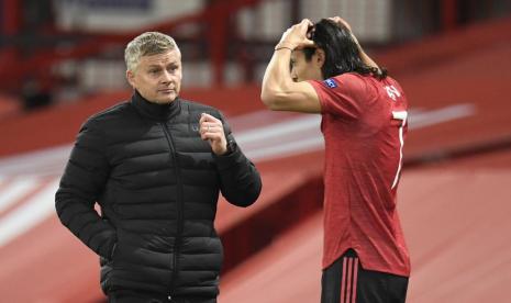 Pelatih MU, Ole Gunnar Solskjaer (Kiri) dan Edinson Cavani (Kanan).