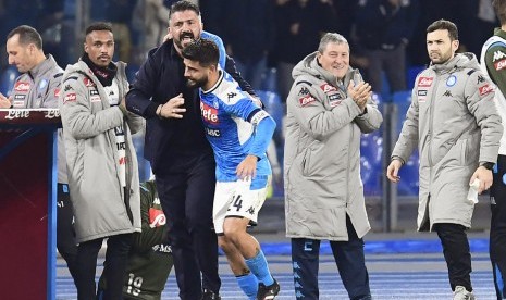 Pelatih Napoli Gennaro Gattuso (ketiga kiri) merayakan kemenangan bersama Lorenzo Insigne. Napoli menundukkan Sampdoria secara dramatis 4-2 dalam lanjutan laga Serie A Liga Italia, Selasa (4/2) dini hari WIB.