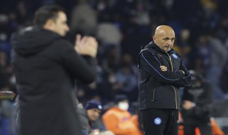 Pelatih Napoli Luciano Spalletti (kanan) saat pertandingan sepak bola Liga Europa antara Napoli dan Barcelona di Stadion Diego Armando Maradona, di Napoli, Italia, Kamis, 24 Februari 2022. Napoli kalah 2-4 di laga itu.