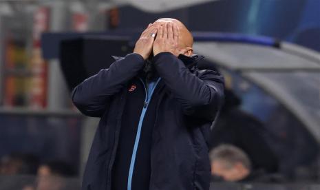 Pelatih Napoli Luciano Spalletti tampak menyesal di tengah laga AC Milan Vs Napoli di leg pertama perempat final Liga Champions, Kamis (13/4/2023). 