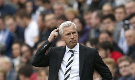 Pelatih Newcastle United, Alan Pardew.