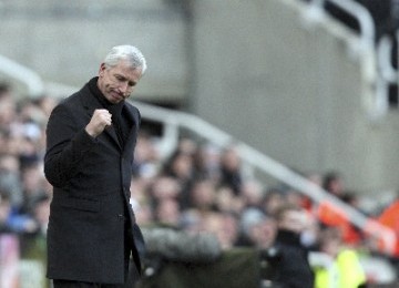 Pelatih Newcastle United Alan Pardew, menunjukkan ekspresinya setelah timnya mengalahkan Aston Villa di the Sports Direct Arena, Minggu (5/2) 2012. 