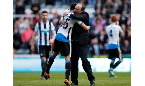 Pelatih Newcastle United Rafael Benitez merayakan kemenangan atas Crystal Palace.