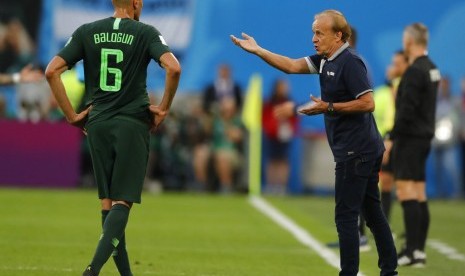 Pelatih Nigeria, Gernot Rohr (kanan), memberikan instruksi.