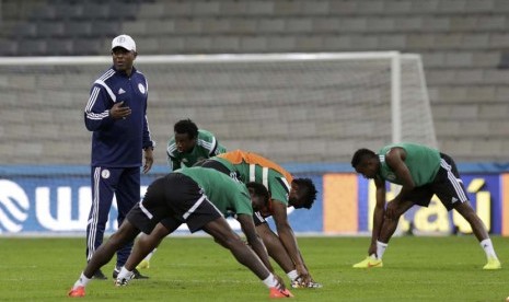 Pelatih Nigeria nasional kepala tim sepak bola Stephen Keshi (kiri, memakai topi) memberikan instruksi kepada pemainnya selama sesi pelatihan di stadion sepak bola Arena Baixada di Curitiba, 15 Juni 2014.