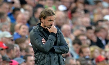 Pelatih Norwich City, Daniel Farke, mengamati pertandingan saat menghadapi Liverpool di laga pembuka Liga Primer Inggris di Stadion Anfield, Liverpool, Inggris, Sabtu (9/8).