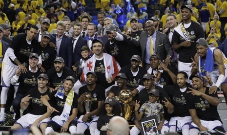 Pelatih, ofisial, dan para pemain Golden State Warriors merayakan gelar juara NBA 2017.