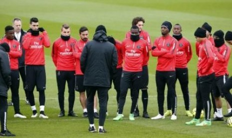 Pelatih Paris Saint-Germain Laurent Blanc bercakap-cakap dengan pemainnya dalam sebuah latihan di kamp pelatihan Ooredo dekat Paris, Prancis.