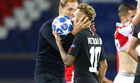 Pelatih Paris Saint-Germain Thomas Tuchel (kiri) memegang kepala Neymar.