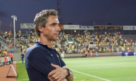 Pelatih Paulo Sousa.