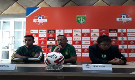 Pelatih Persebaya Aji Santoso (tengah) dan pemain bertahan Rizky Ridho Ramadhani (kiri) memberikan keterangan pers terkait kesiapan timnya menjamu Persipura Jayapura pada pekan ketiga Liga 1 Indonesia. (Republika/Dadang Kurnia)