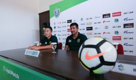 Pelatih Persebaya Angel Alfredo Vera (kanan).