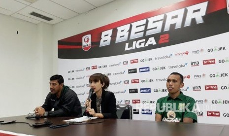 Pelatih Persebaya Angel Alfredo Vera (kiri) dan pemain Persebaya Irfan Jaya (kiri)