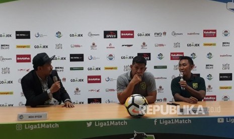 Pelatih Persebaya Surabaya Angel Alfredo Vera (tengah) didampingi kapten tim Persebaya Rendi Irwan (kanan) menggelar konferensi pers seusai laga lanjutan Gojek Liga 1 bersama Bukalapak yang digelar di Gelora Bung Tomo, Surabaya, Ahad (6/5).