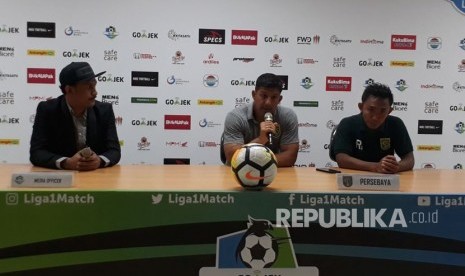 Pelatih Persebaya Surabaya Angel Alfredo Vera (tengah) didampingi kapten tim Persebaya Rendi Irwan (kanan) menggelar konferensi pers seusai laga lanjutan Gojek Liga 1 bersama Bukalapak yang digelar di Gelora Bung Tomo, Surabaya, Ahad (6/5).