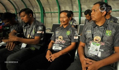 Pelatih Persebaya Surabaya Djadjang Nurdjaman (tengah).