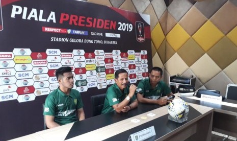 Pelatih Persebaya Surabaya Djajang Nurdjaman (tengah) dan Novan Setya Sasongko (kiri) memberikan keterangan pers terkait persiapan babak 8 besar Piala Presiden 2019 melawan PS Tira Persikabo yang akan digelar di Stadion Gelora Bung Tomo, Jumat (29/3)