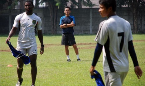 Pelatih Persebaya Surabaya, Tony Ho (tengah), memimpin latihan di Lapangan Nanggala, Surabaya, Jatim. 