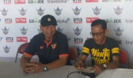 Pelatih Persegres Gresik United Hanafi (kiri).