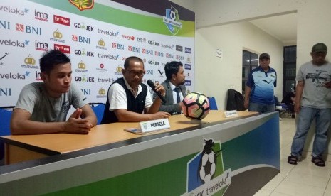 Pelatih Persela Lamongan, Aji Santoso (tengah) saat jumpa pers setelah pertandingan melawan Bhayangkara FC di Stadion Patriot Candrabhaga, Bekasi, Jawa Barat, Jumat (27/10).