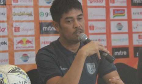 Pelatih Persela Nil Maizar. 