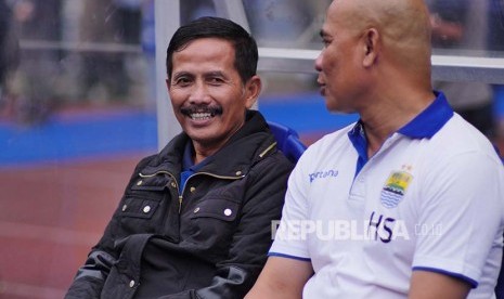 Pelatih Persib Bandung Djadjang Nurdjaman (kiri) dan asisten pelatih Herrie Setyawan.