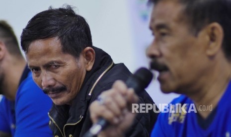 Pelatih Persib Bandung Djadjang Nurdjaman (kiri).