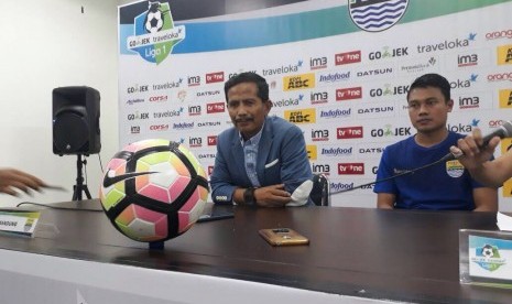 Pelatih Persib Bandung, Djadjang Nurdjaman dan gelandang, Dedi Kusnandar seusai laga Liga 1 lawan Persiba Balikpapan, di Stadion GBLA, Bandung, Ahad (11/6).