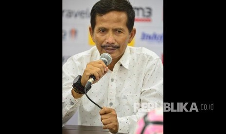 Pelatih Persib Bandung Djadjang Nurdjaman menjawab pertanyaan wartawan usai pertandingan melawan Sriwijaya FC, Sabtu (29/4)