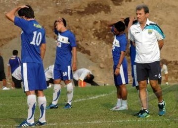 Pelatih Persib Bandung, Drago Mamic (kanan), memantau latihan para pemain Persib di lapangan Siliwangi, Bandung, Jawa Barat.