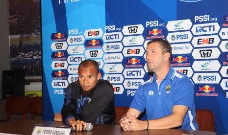 Pelatih Persib Bandung, Miljan Radovic (kanan) dan pemain Persib Bandung, Supardi Nasir di Graha Persib, Jalan Sulanjana, Kota Bandung, Ahad (10/2). 