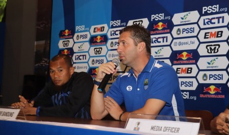 Pelatih Persib Bandung, Miljan Radovic (kanan).