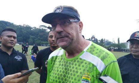 Pelatih Persib Bandung, Robert Rene Alberts di Lapangan Saraga, ITB, Kota Bandung, Senin (6/5). 