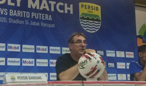 Pelatih Persib Bandung, Robert Rene Alberts di Stadion Si Jalak Harupat, Kabupaten Bandung, Selasa (11/2).