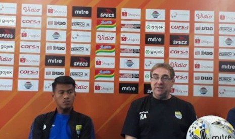 Pelatih Persib Bandung, Robert Rene Alberts (kanan) dan pemain, Ghazali Siregar (kiri) memberikan keterangan pers di Kantor Arema FC, Kota Malang, Senin (29/7). 