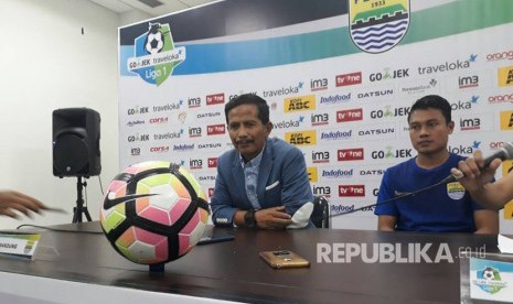 Pelatih Persib Djadjang Nurdjaman (kiri) dan pemain Persib Dedi Kusnandar saat konferensi pers pascakemenangan atas Persiba Balikpapan di Stadion GBLA, Ahad (11/6) malam WIB.