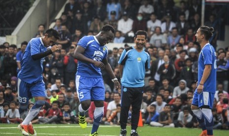 Pelatih Persib, Djajang Nurdjaman (kedua kanan) menyaksikan pesepakbola Persib, Michael Essien (kedua kiri) saat mengikuti latihan rutin di Lapangan Lodaya, Bandung, Jawa Barat, Jumat (31/3). 