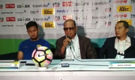 Pelatih Persib Emral Abus (tengah).