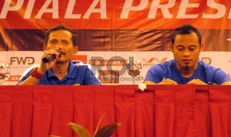  Pelatih Persib Jajang Nurjaman didampingi kapten Persib Atep saat memaparkan persiapan pertandingan melawan Persiba Balikpapan pada konfrensi pers jelang pertandingan Piala Presiden 2015 di Hotel Golden Flower, Kota Bandung, Selasa (1/9). ( Foto: Septianj