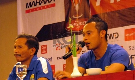 Pelatih Persib Jajang Nurjaman didampingi kapten Persib Atep saat memaparkan persiapan pertandingan melawan Persiba Balikpapan pada konfrensi pers jelang pertandingan Piala Presiden 2015 di Hotel Golden Flower, Kota Bandung, Selasa (1/9). ( Foto: Septianja