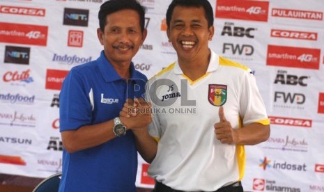 Pelatih Persib, Jajang Nurjaman (kiri) berjabat tangan dengan pelatih Mitra Kukar, Jafri Sastra (kanan) pada konfrensi pers jelang pertandingan kandang semi final Piala Presiden 2015 di Graha Persib, Kota Bandung, Jumat(9/10).  ( foto : Septianjar Muharam)