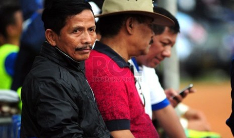  Pelatih Persib Jajang Nurjaman (kiri) menyaksikan Laga  Persib melawan Arema Malang di Stadion Si Jalak Harupat, Kabupaten Bandung, Ahad (13/4).  (foto: Septianjar Muharam)