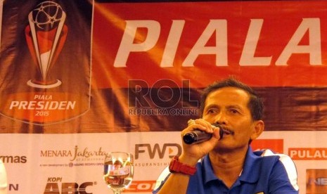  Pelatih Persib Jajang Nurjaman saat memaparkan persiapan pertandingan melawan Persiba Balikpapan pada konfrensi pers jelang pertandingan Piala Presiden 2015 di Hotel Golden Flower, Kota Bandung, Selasa (1/9). ( Foto: Septianjar Muharam)